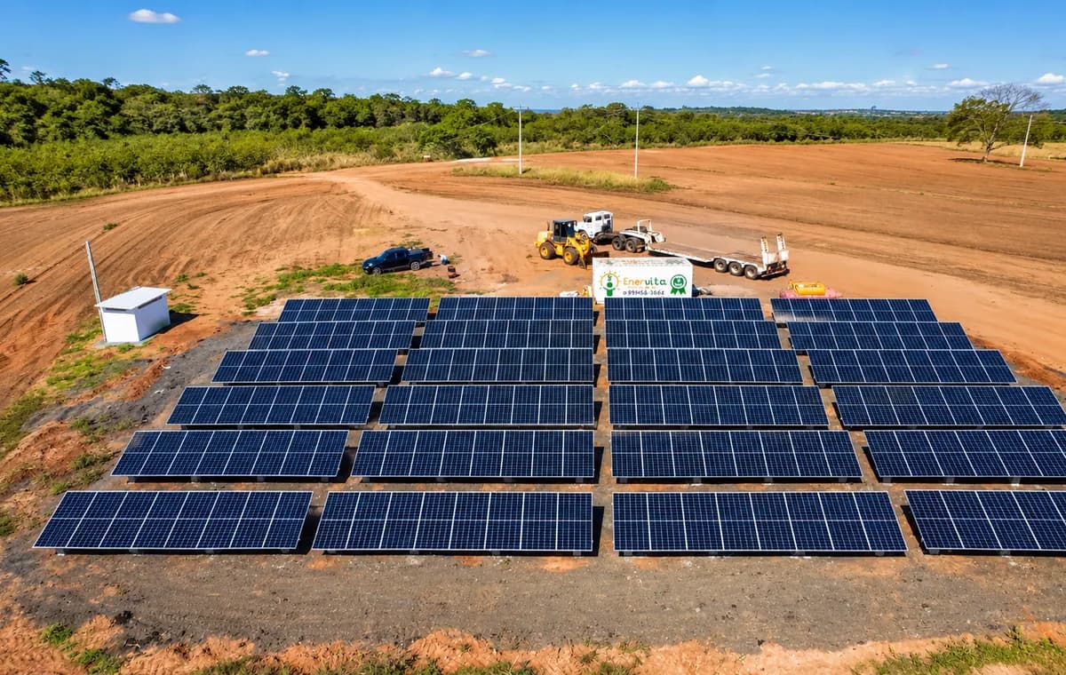 Fazenda solar com painéis fotovoltaicos para geração de créditos de energia por assinatura
