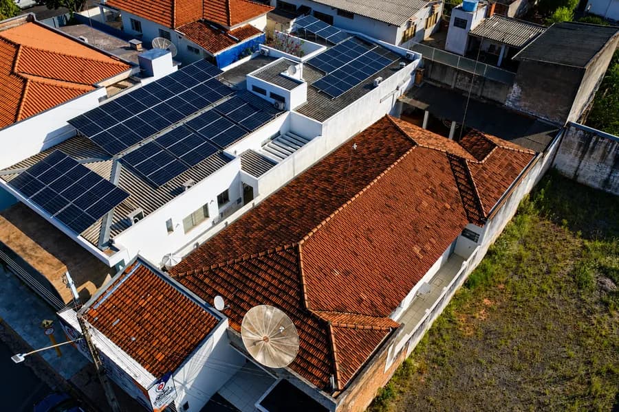 Sistema solar próprio em instalação comercial com painéis fotovoltaicos