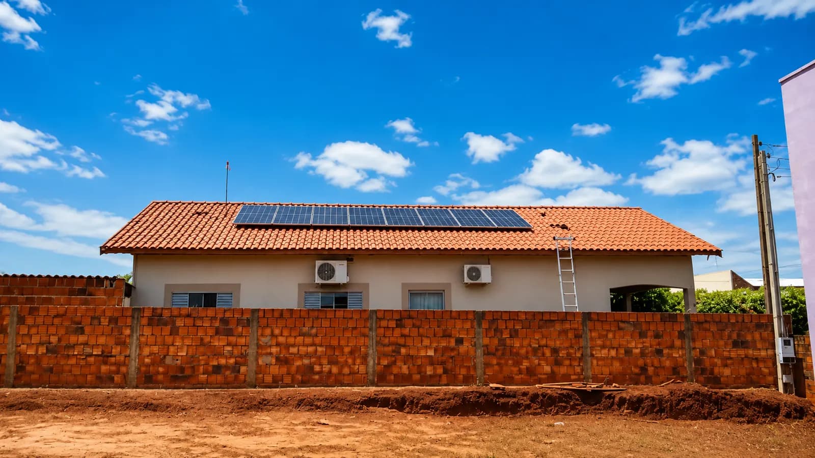 Casa térrea com painéis solares no telhado de cerâmica